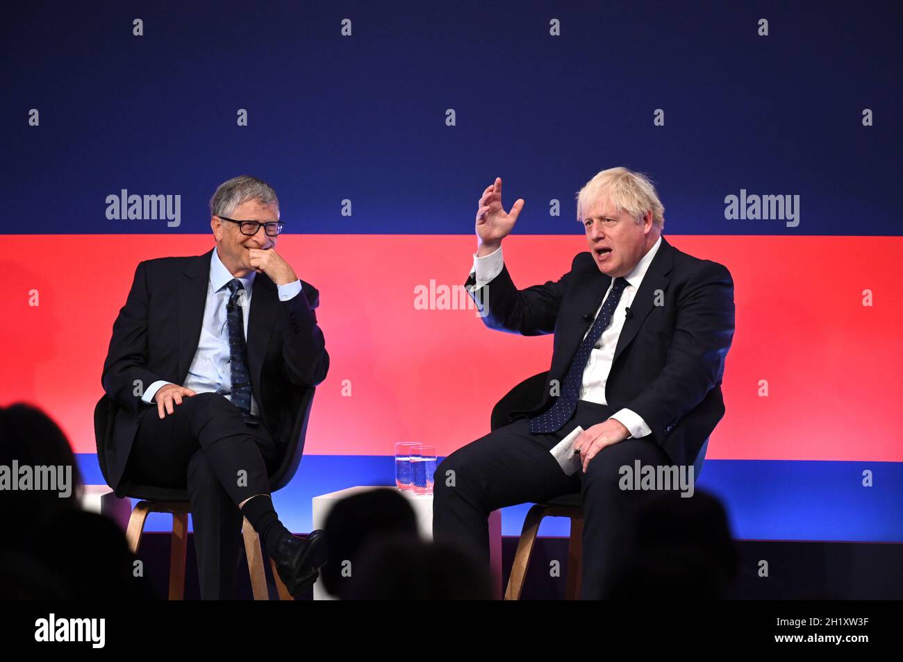 Il primo ministro Boris Johnson (a destra) appare sul palco in conversazione con l'uomo d'affari americano Bill Gates durante il Global Investment Summit al Science Museum di Londra. Data foto: Martedì 19 ottobre 2021. Foto Stock
