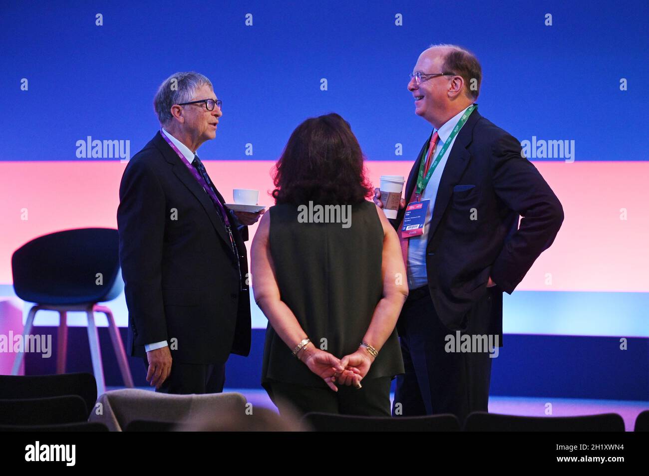 Gli uomini d'affari americani Bill Gates (L) e Larry Fink (R) prima del Global Investment Summit al Science Museum di Londra. Data foto: Martedì 19 ottobre 2021. Foto Stock