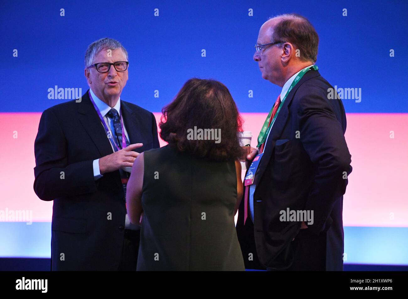 Gli uomini d'affari americani Bill Gates (L) e Larry Fink (R) prima del Global Investment Summit al Science Museum di Londra. Data foto: Martedì 19 ottobre 2021. Foto Stock