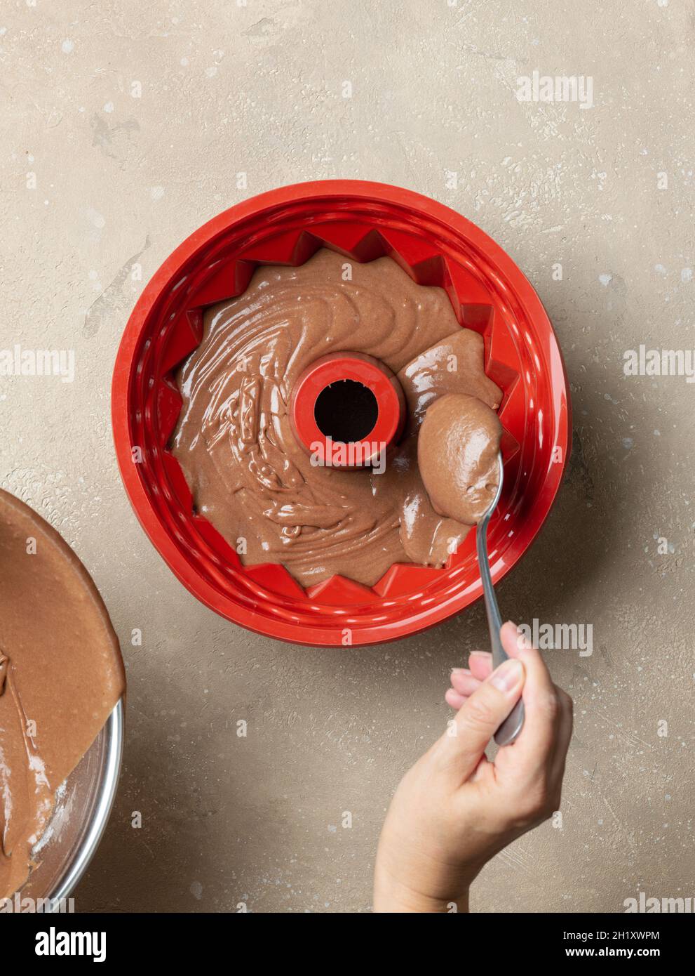 mettere l'impasto della torta al cioccolato in forma di cottura al silicone, vista dall'alto. processo di preparazione della torta al cioccolato Foto Stock