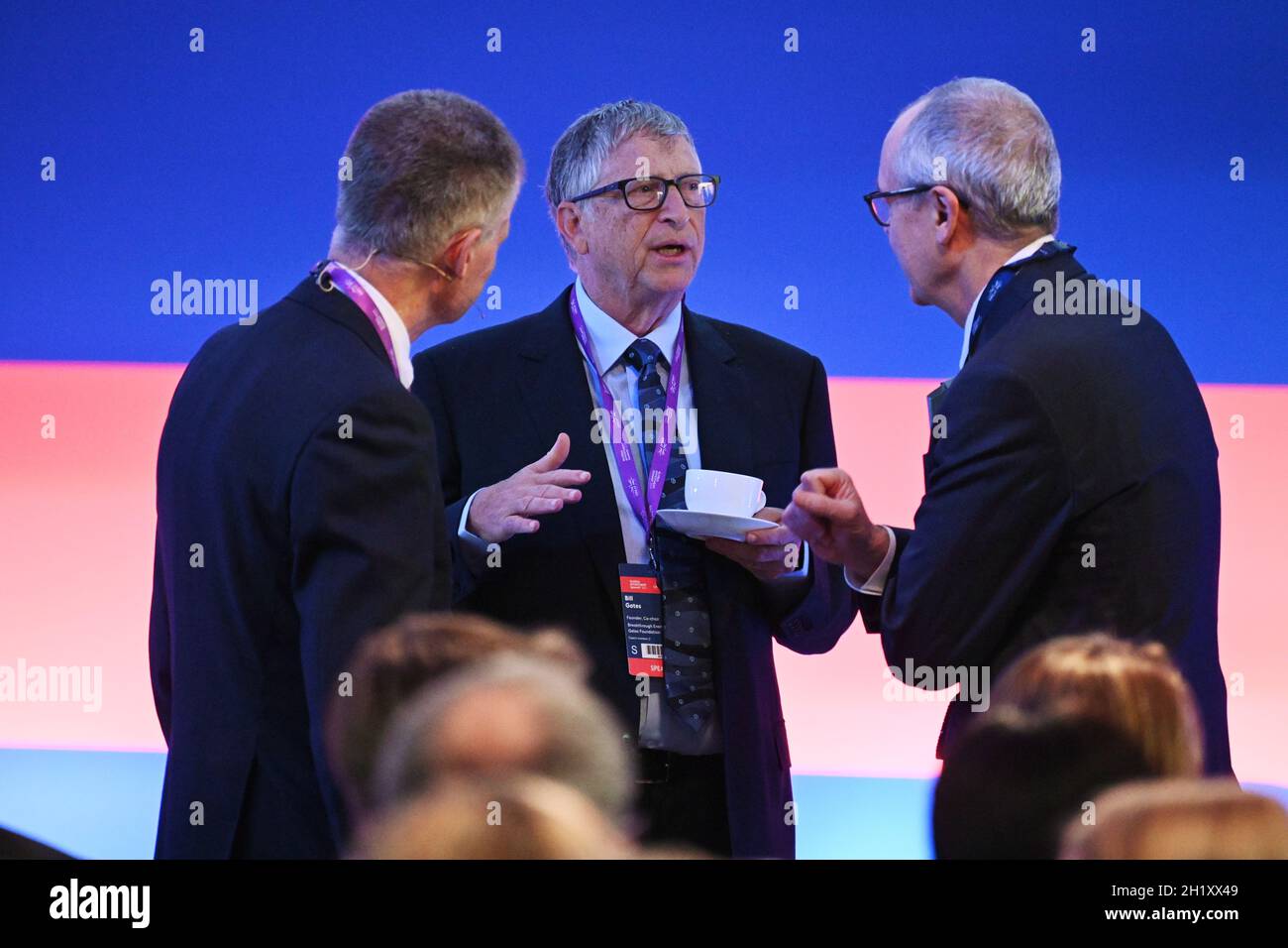 L'uomo d'affari americano Bill Gates (centro) parla con Sir Patrick Vallance (destra) prima del Global Investment Summit al Science Museum di Londra. Data foto: Martedì 19 ottobre 2021. Foto Stock