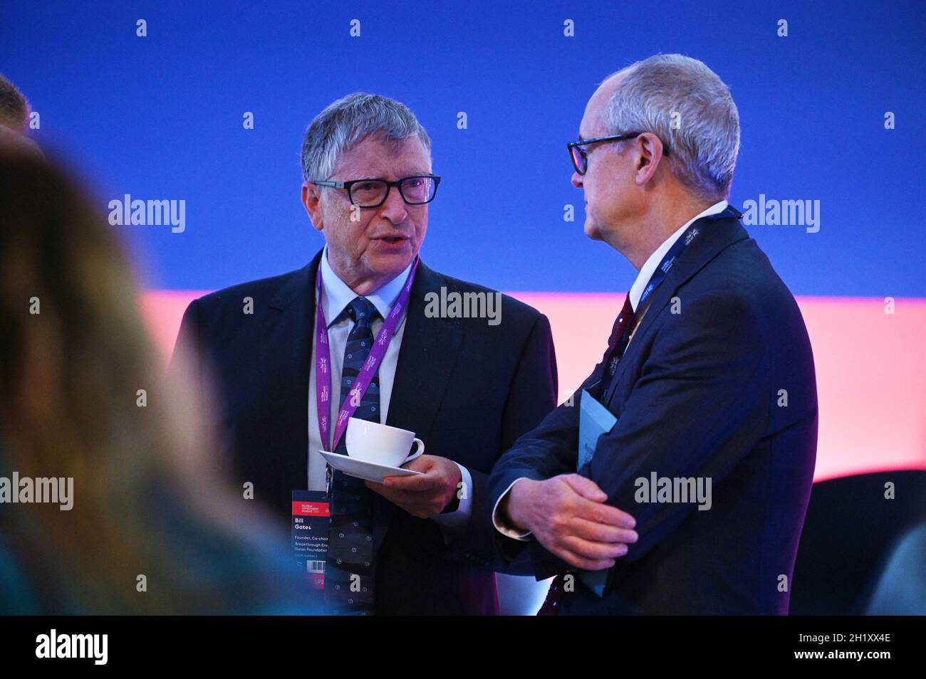 L'uomo d'affari americano Bill Gates parla con Sir Patrick Vallance (a destra) prima del Global Investment Summit al Science Museum di Londra. Data foto: Martedì 19 ottobre 2021. Foto Stock