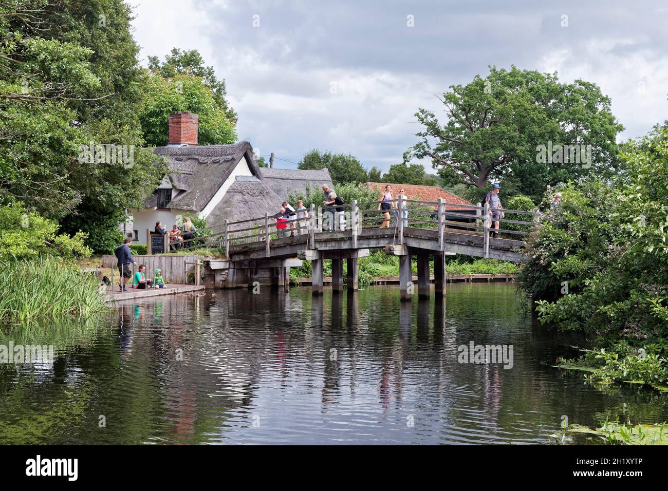Ponte cottage con il ponte che attraversa il fiume Stour a Flatford, sul Suffolk, Essex confine. Foto Stock