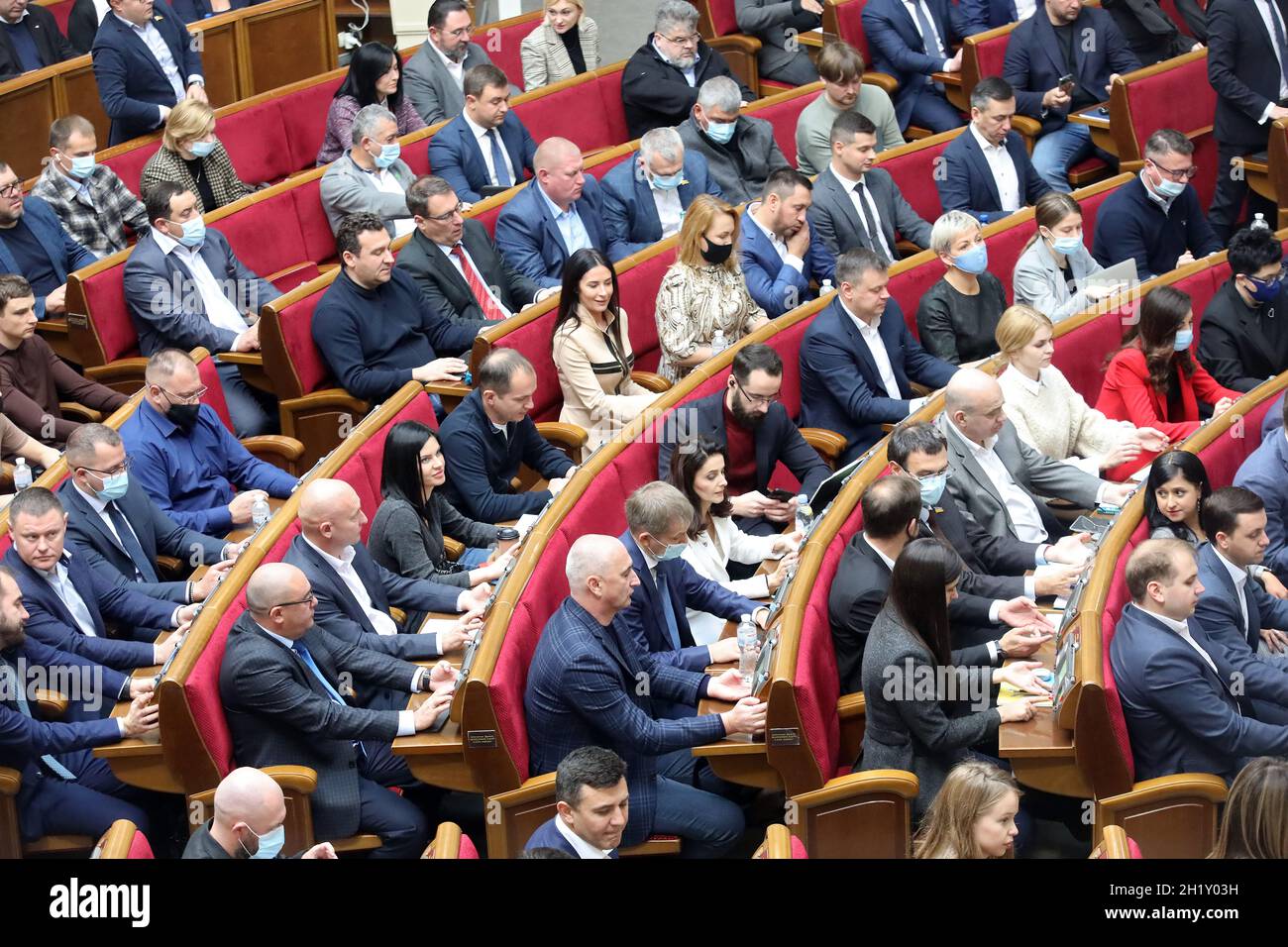 KIEV, UCRAINA - 19 OTTOBRE 2021 - i deputati hanno espresso il loro voto per il nuovo Vice Presidente in una seduta della Verkhovna Rada, Kiev, capitale dell'Ucraina. Un totale di 256 legislatori hanno nominato Servant del primo vice capo della fazione del popolo Oleksandr Kornienko alla posizione. Foto Stock