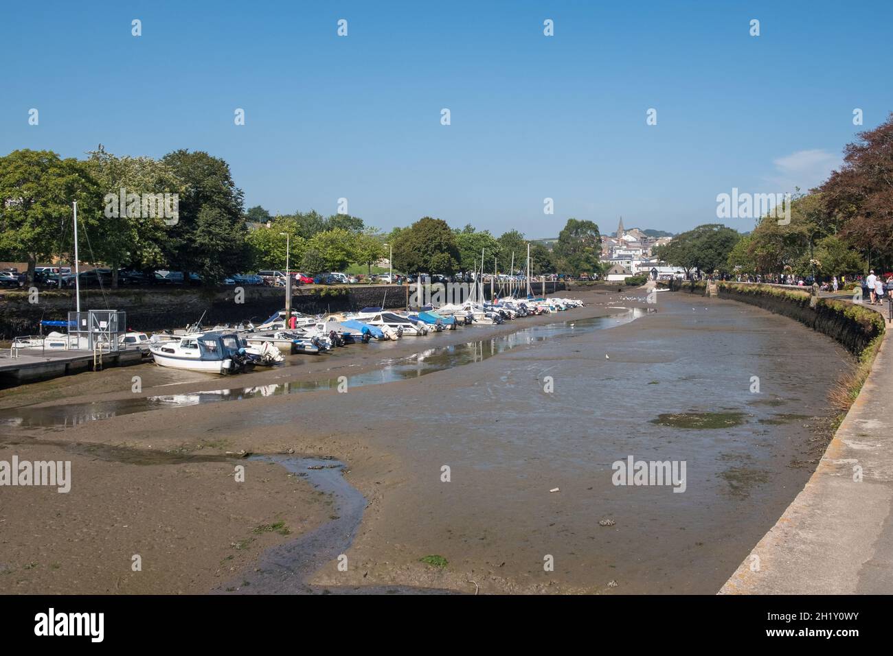 Vista lungo l'argine dell'estuario di Kingsbridge con la bassa marea che conduce alla città di Kingsbridge di South Hams Foto Stock