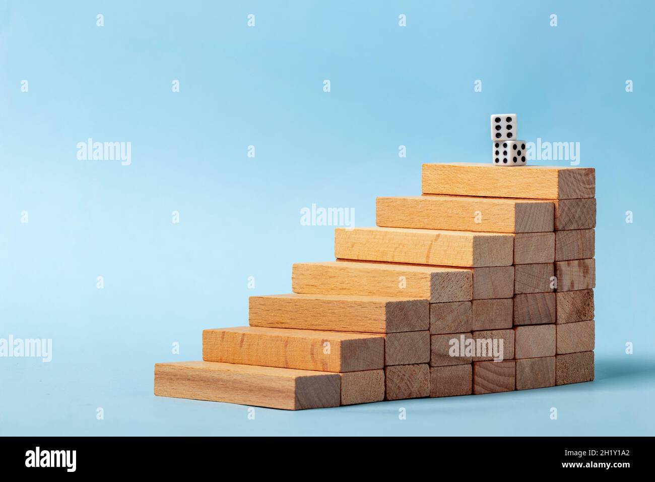 Primo piano la foto delle scale in blocchi di legno e un paio di dices simboleggia il ruolo della fortuna ın successo. Foto Stock