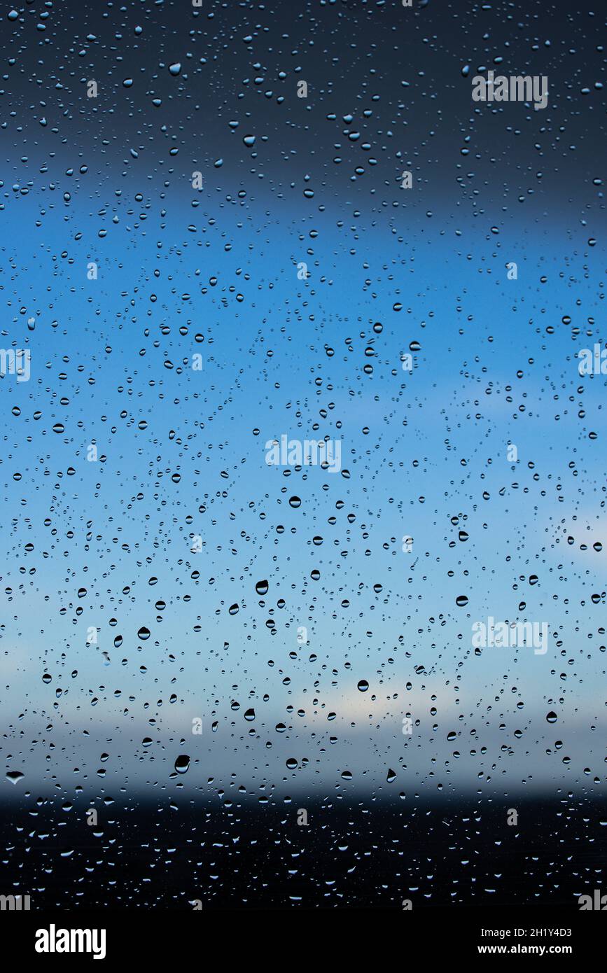 Le gocce di pioggia sul riquadro della finestra Foto Stock