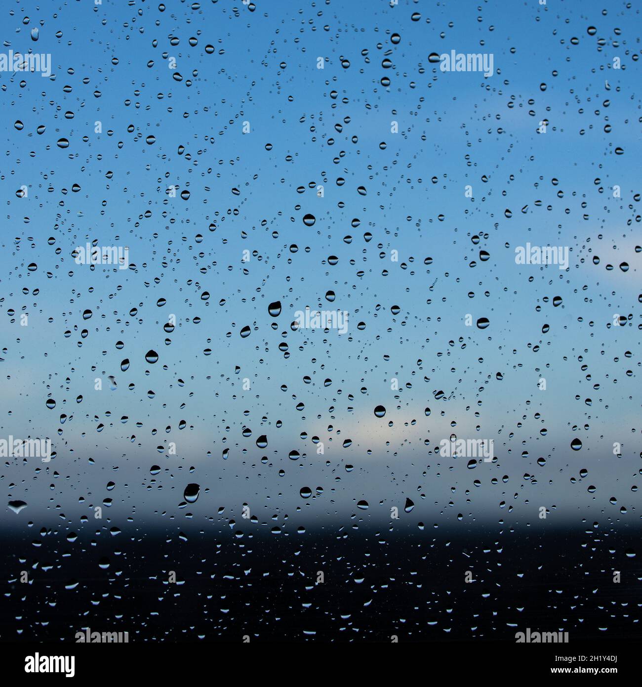 Le gocce di pioggia sul riquadro della finestra Foto Stock