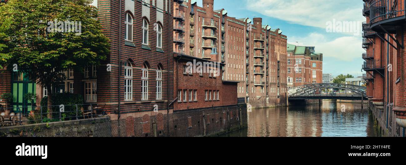 Vista panoramica del canale e degli edifici storici nel vecchio quartiere dei magazzini Speicherstadt ad Amburgo, Germania Foto Stock