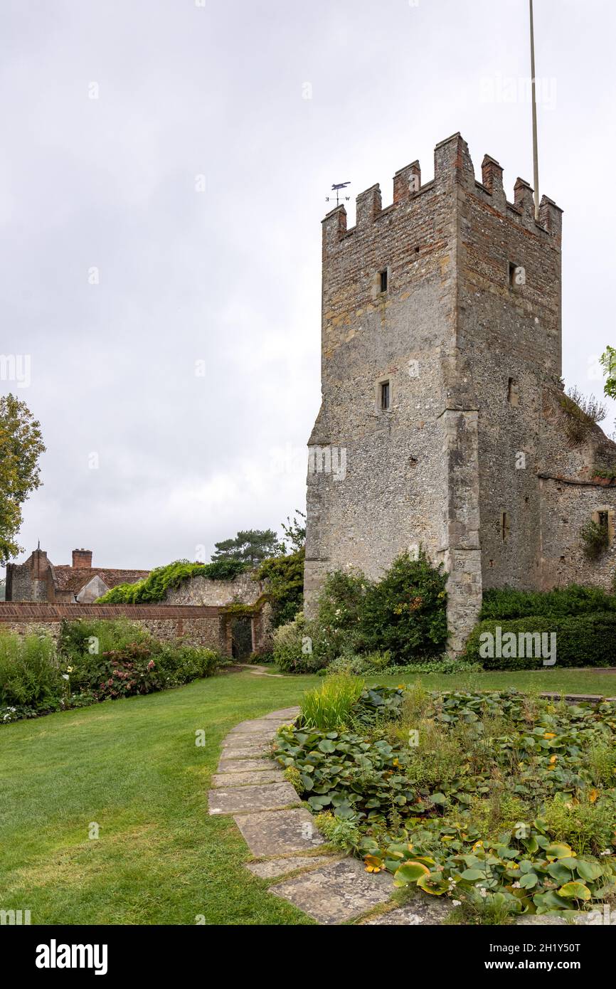La Grande Torre del XIV secolo e i giardini di Grays Court, Henley on Thames, Oxfordshire, Inghilterra Foto Stock