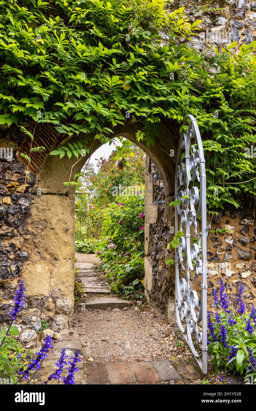 Porta che conduce al giardino murato a Grays Court, Henley on Thames, Oxfordshire, Inghilterra. Foto Stock