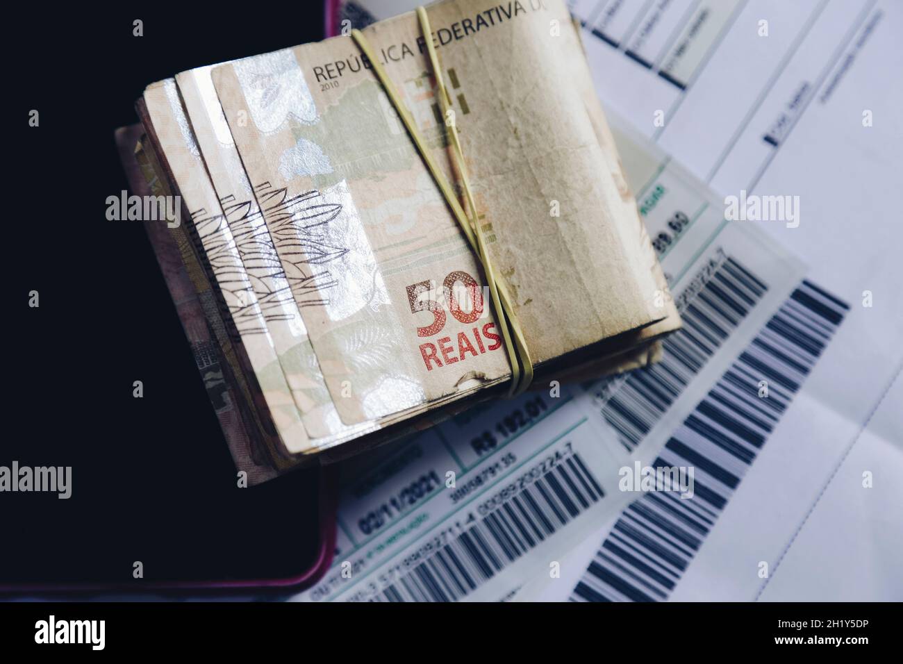 Bollette in denaro reale brasiliano e carte pagabili conti Foto Stock