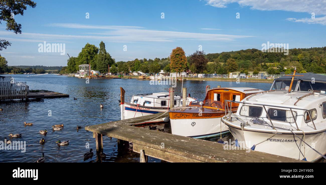 Barche ormeggiate sul Tamigi a Henley sul Tamigi in Oxfordshire, Inghilterra, Regno Unito Foto Stock