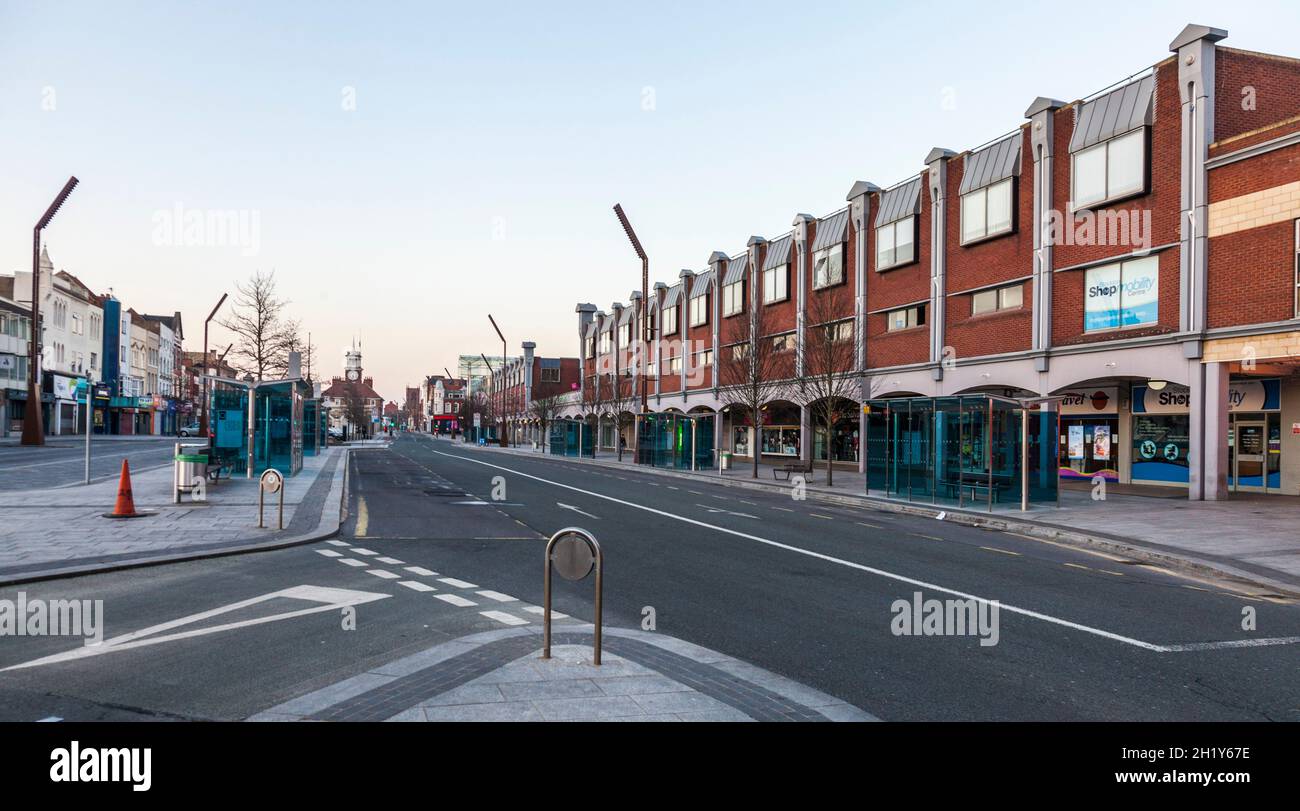 High Street a Stockton on Tees, Inghilterra, Regno Unito, con il Castlegate Center, destinato alla demolizione Foto Stock