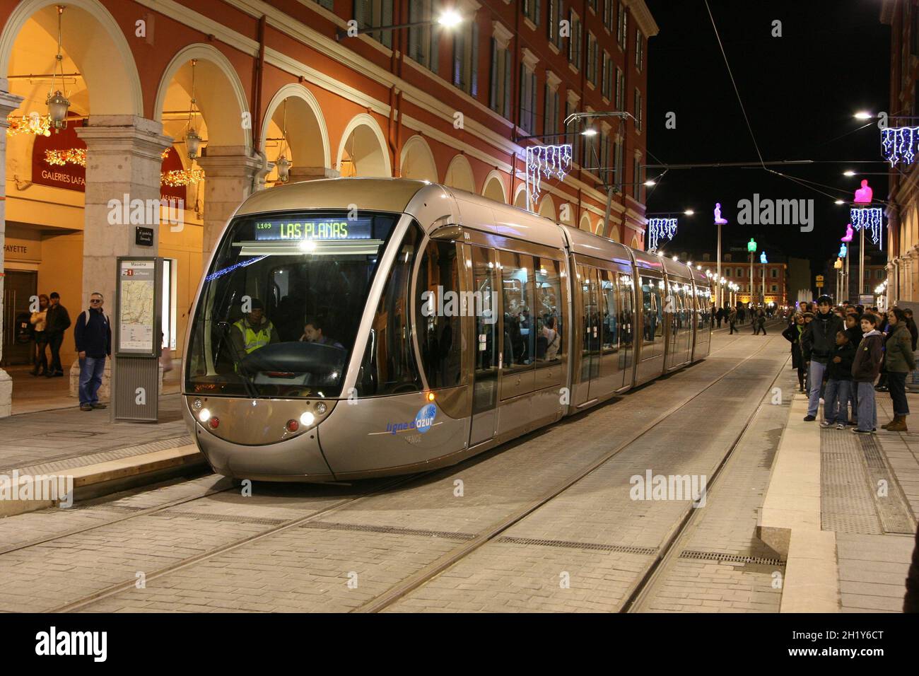 FRANCIA ALPES MARITIMES (06) NIZZA. TRAM LINEA 1, PIAZZA MASSENA Foto Stock