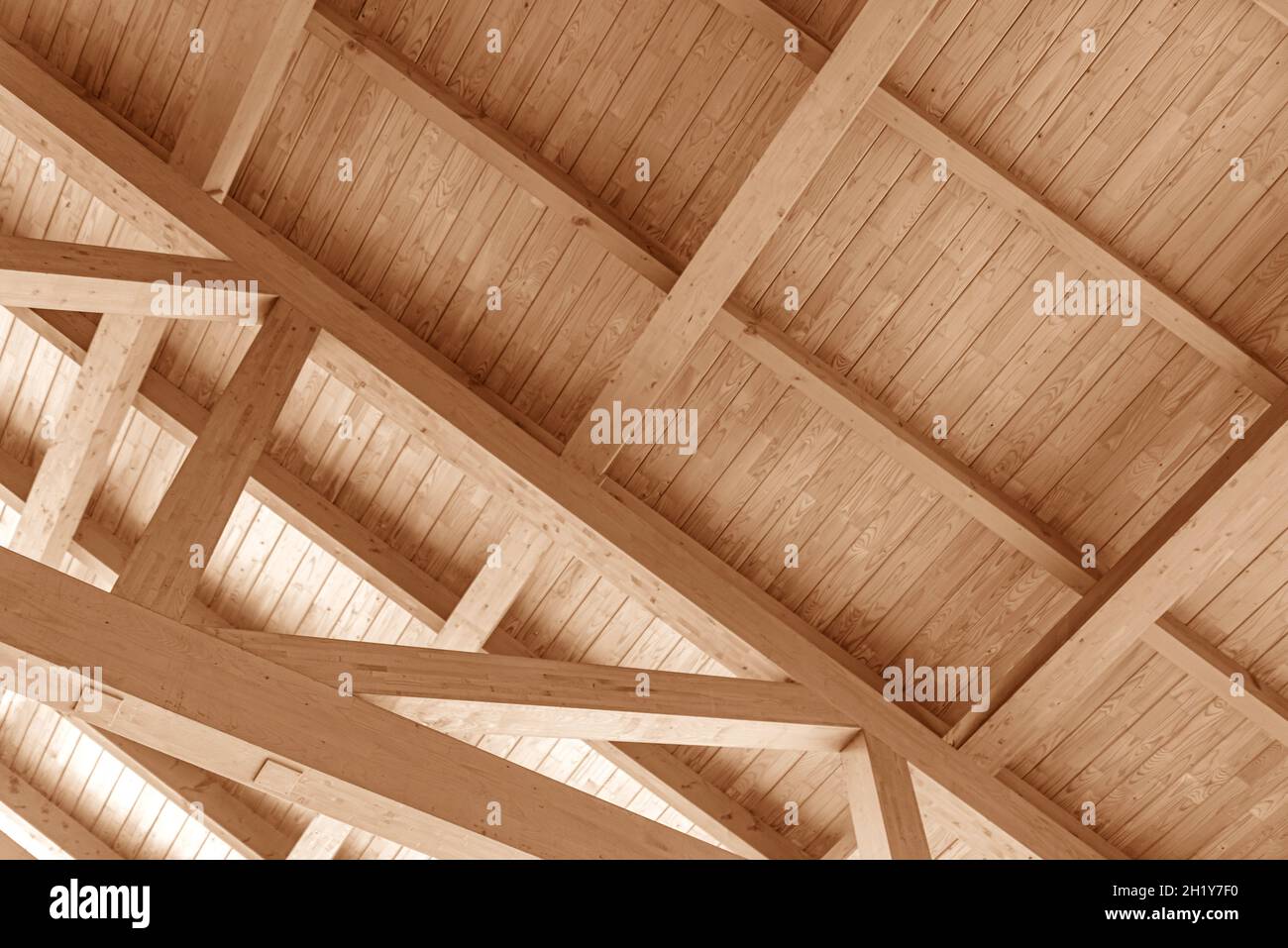 Costruzione di tetti in legno. Sovrapposizione di una casa in legno. Foto Stock