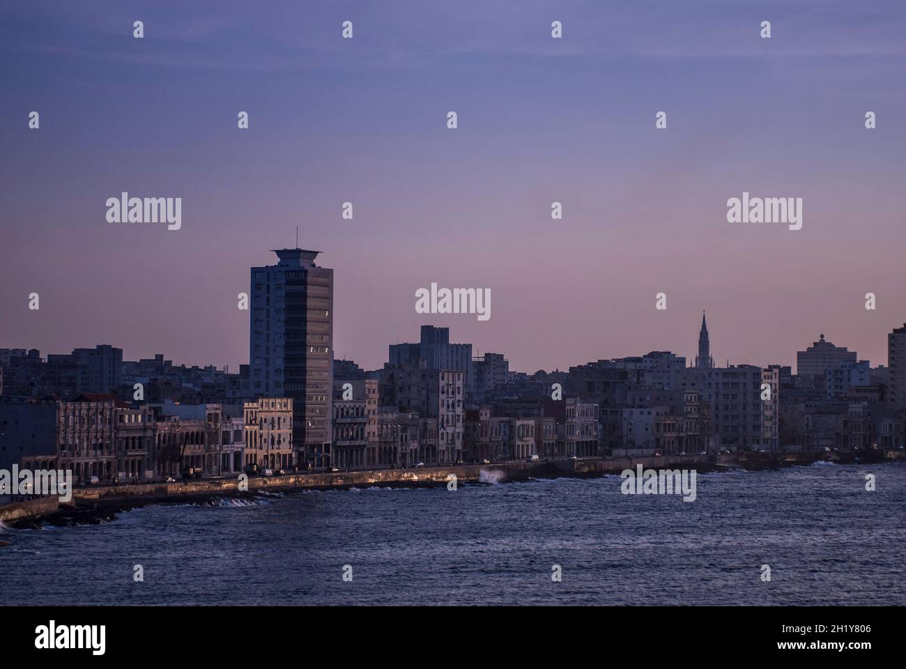 L'Avana lungomare lungo il Malecon al tramonto. L'Avana, la Habana, Cuba. Foto Stock