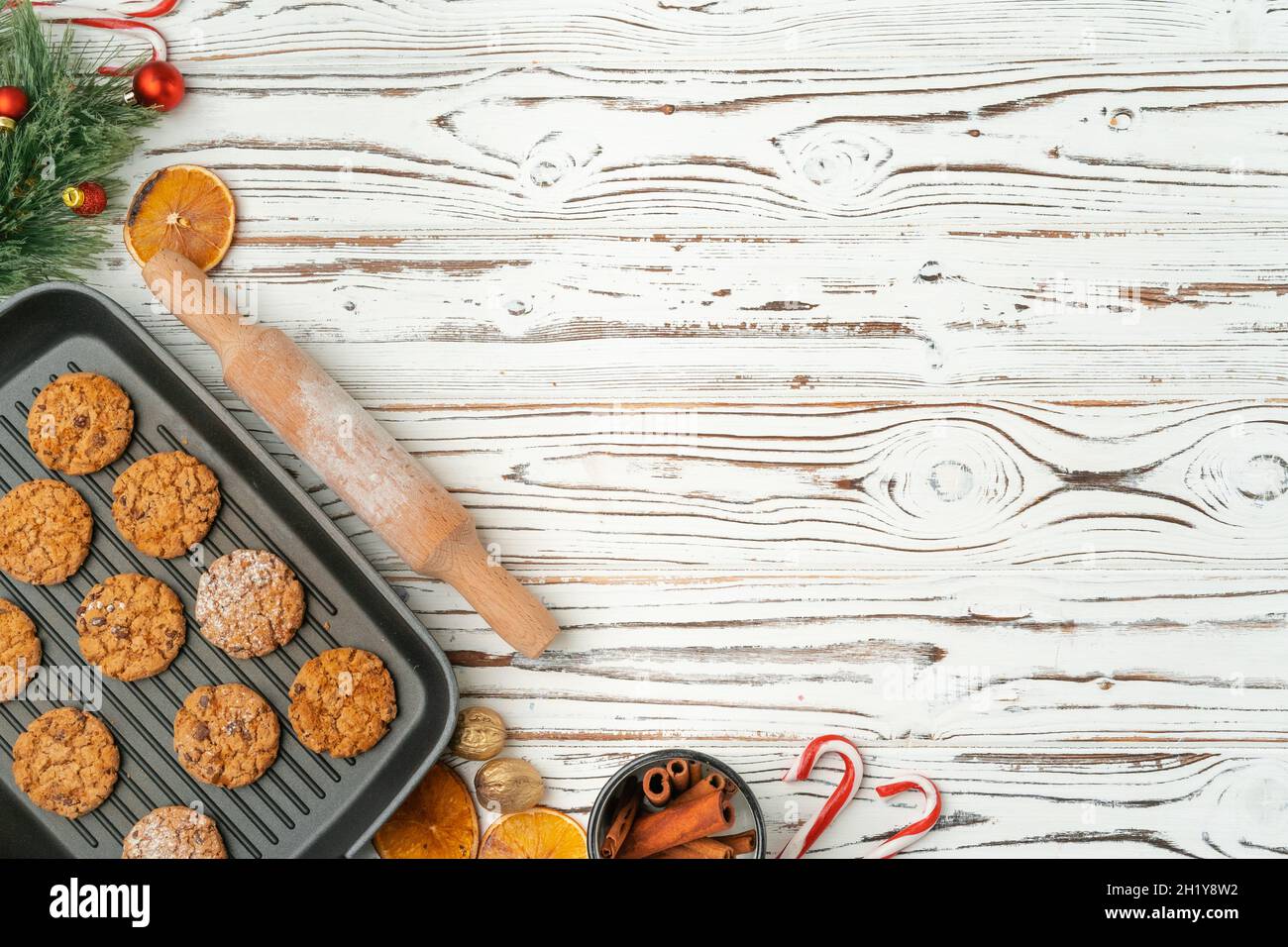 Vista dall'alto dei biscotti d'avena nella teglia da forno su un tavolo di legno Foto Stock