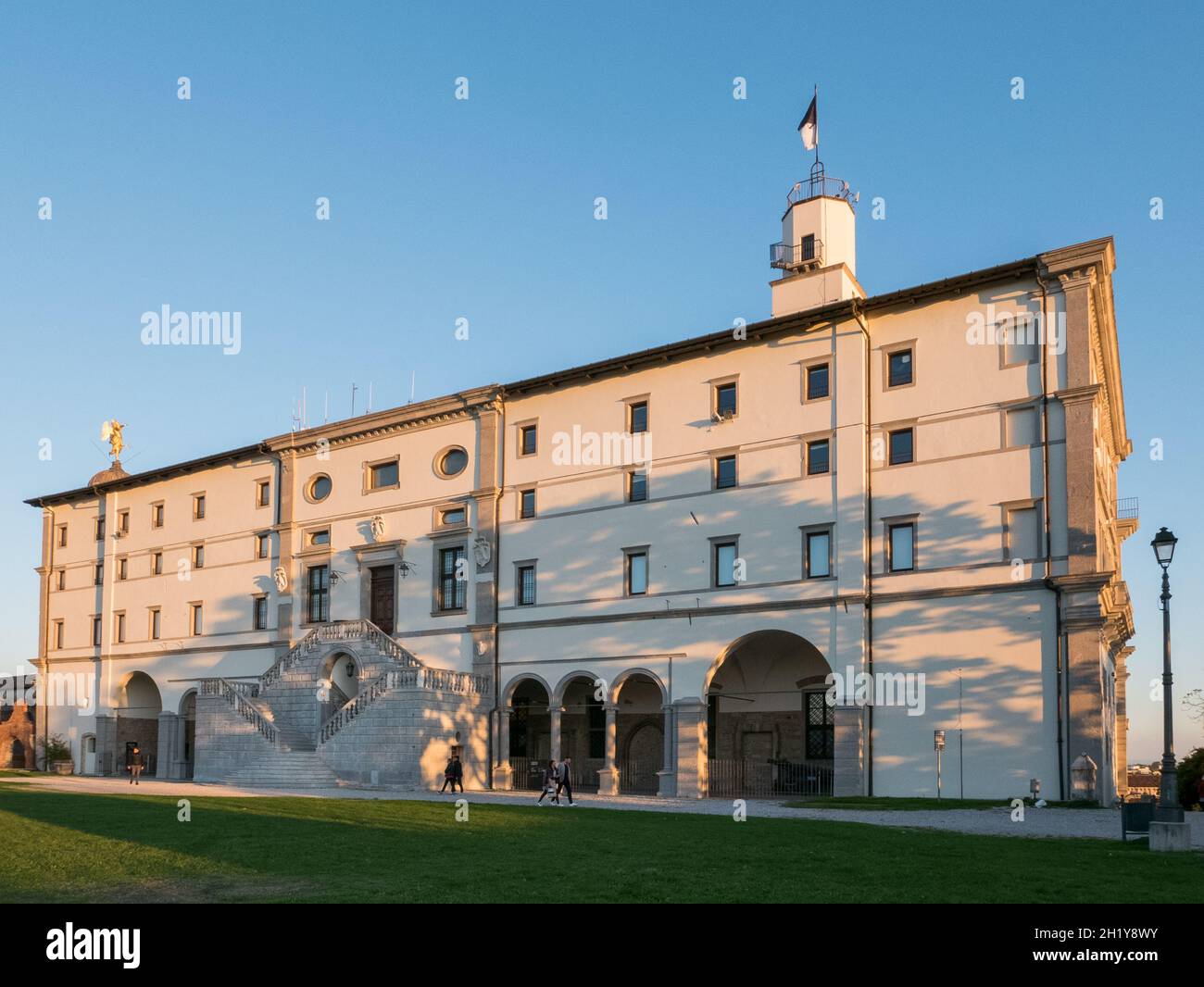 Udine, Italia - la facciata del Castello di Udine, un palazzo nobile costruito nel XVI secolo nel seminterrato del distrutto castello medievale Foto Stock