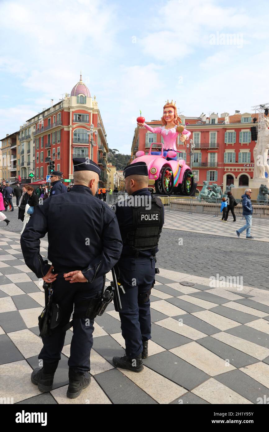 FRANCIA ALPES-MARITIMES (06) NIZZA. CARNEVALE RE DI ENERGIA, BATTAGLIA DI FIORI, VIGIPIRATE, POLIZIOTTI Foto Stock