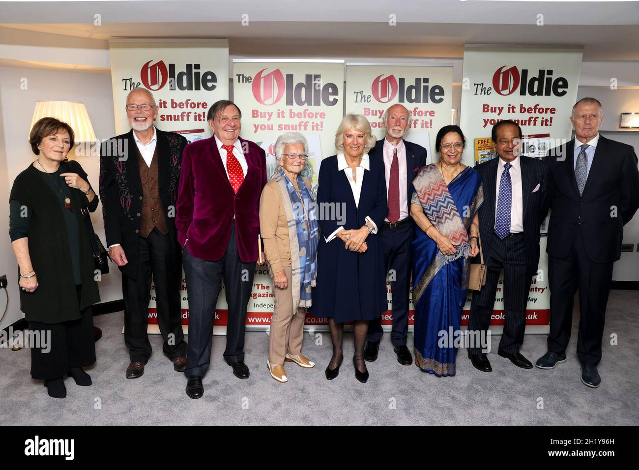 La duchessa di Cornovaglia (al centro) con i vincitori degli Oldie Awards 2021 (da sinistra a destra) Delia Smith, 'Whispering' Bob Harris, Barry Humphries, Margaret Seaman, Roger McGough, Dr Saroj Datta, Dr Mridul Kumar Datta e Sir Geoff Hurst al Savoy Hotel, Londra. Data foto: Martedì 19 ottobre 2021. Foto Stock