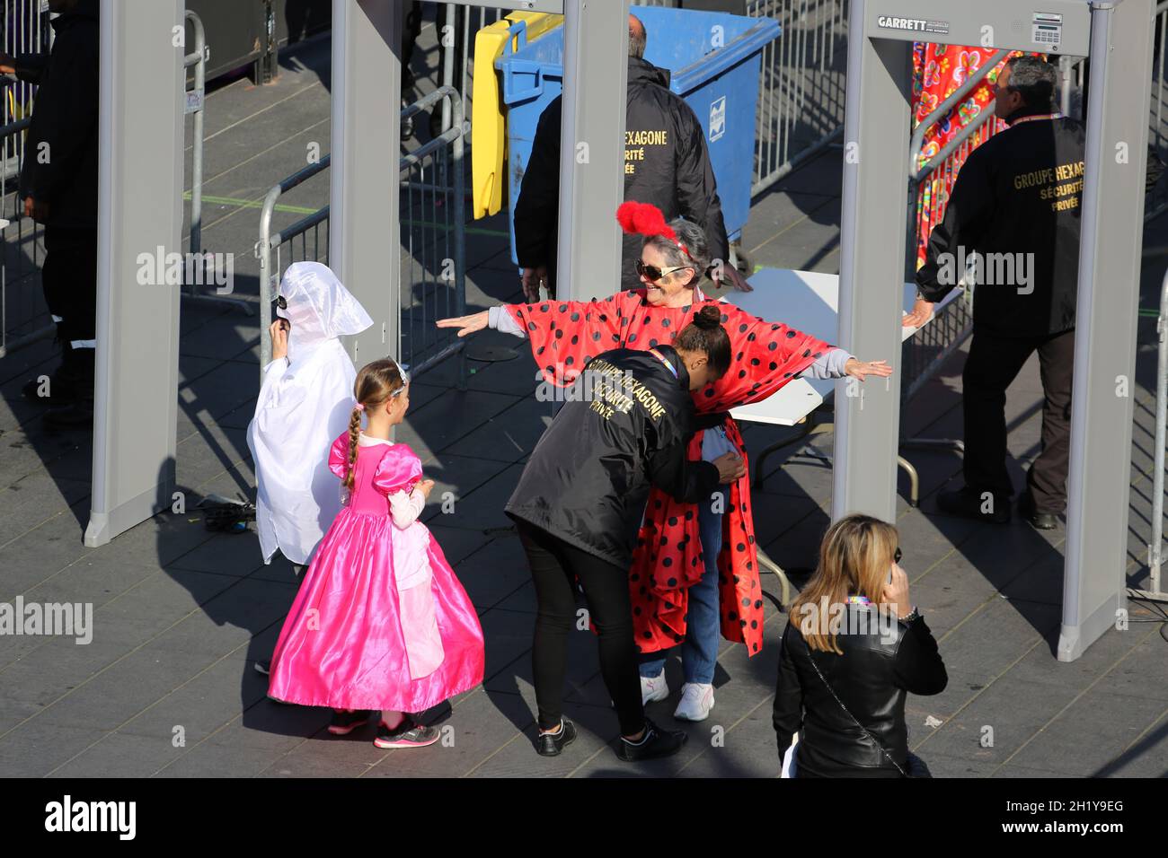 FRANCIA ALPES-MARITIMES (06) NIZZA. CARNEVALE DI BELLO ROI DI ENERGIA, PIANO VIGIPIRATE, SICUREZZA PORTIC Foto Stock