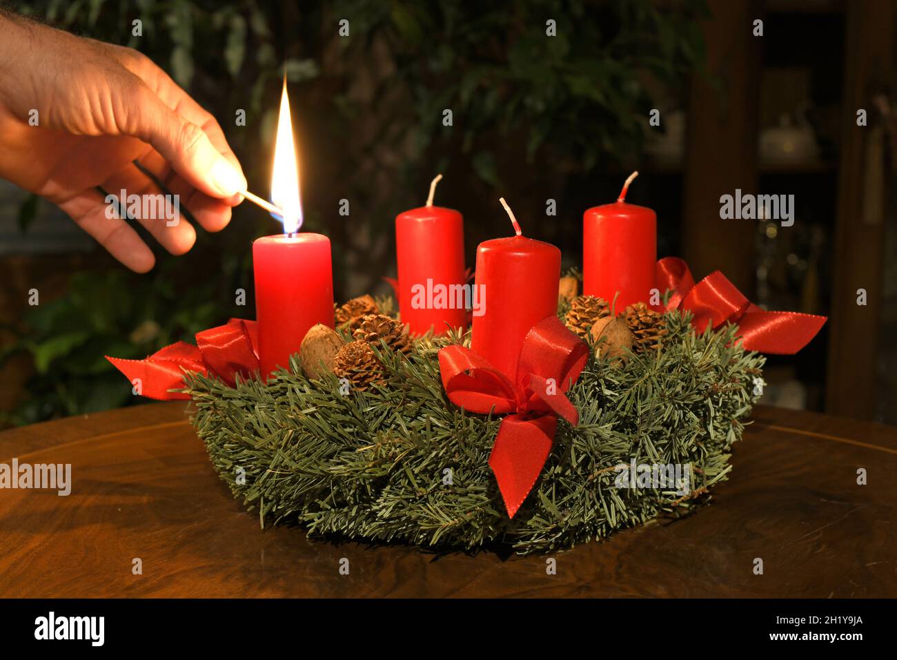 Der Adventkranz mit seinen vier Kerzen ist ein altes Brauchtum in der Vorweihnachtszeit in Österreich. Un jedem Adventsaonntag wird eine (weitere) Ker Foto Stock