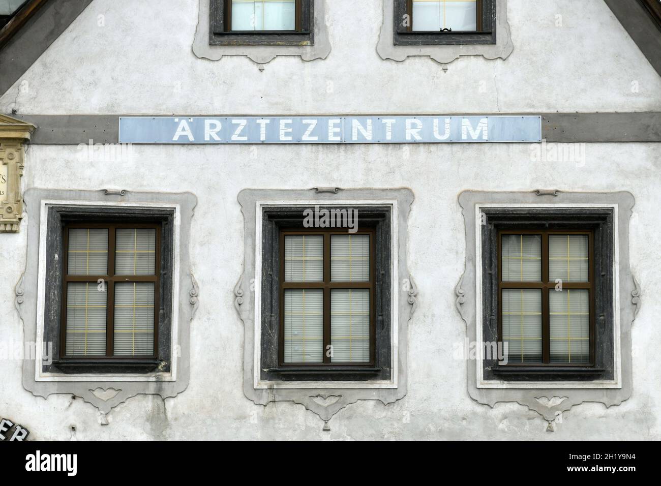 Aufschrift 'Ärztezentrum' auf einem alten Haus auf dem Stadtplatz in Steyr, Österreich, Europa - Centro medico di Iscrizione su una vecchia casa sul rimorchio Foto Stock