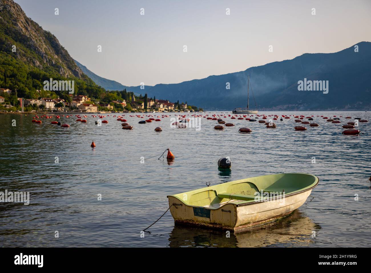 Barca da pesca su una fattoria di ostriche nella baia di Kotor, Montenegro Foto Stock