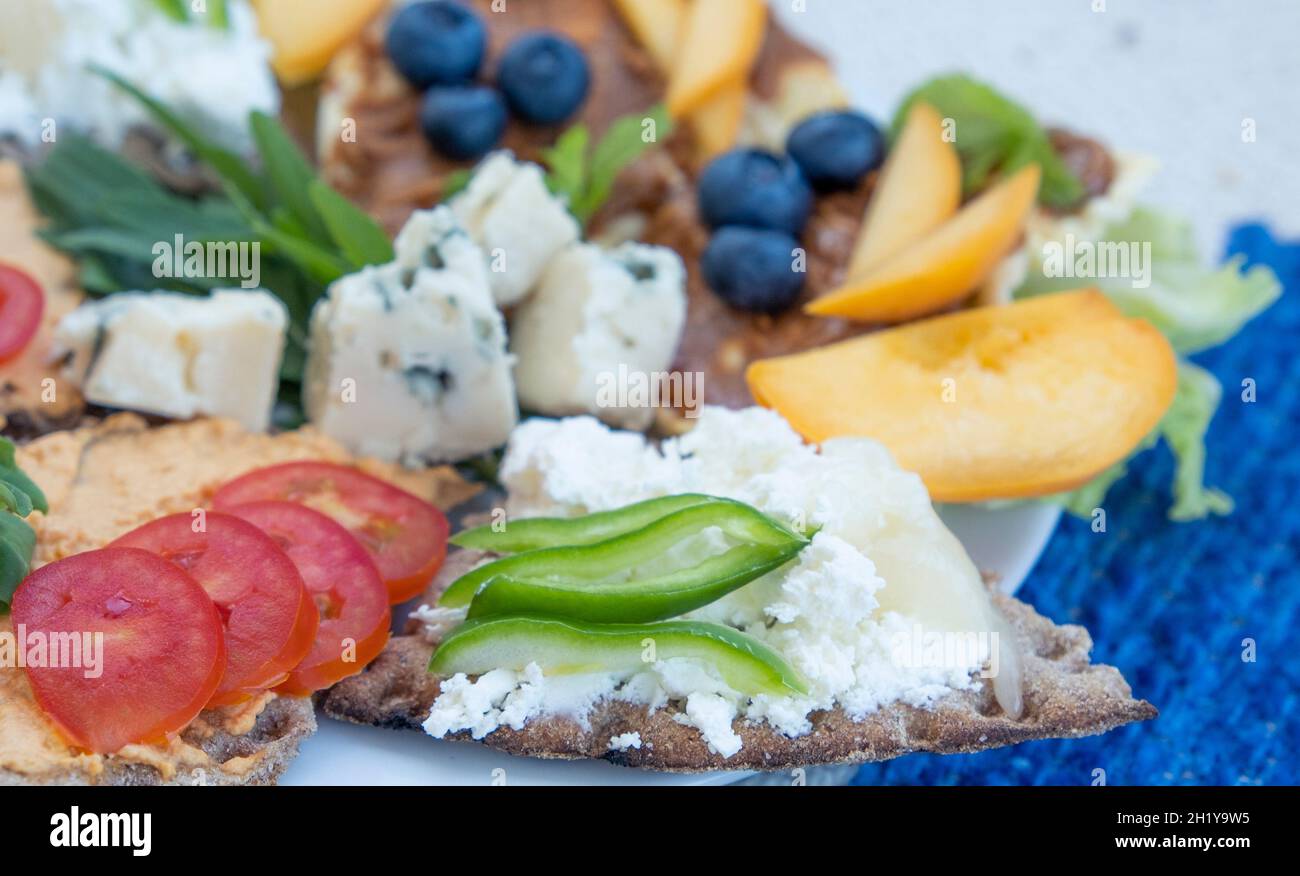Sandwich con formaggio cremoso, frutta e verdura Foto Stock
