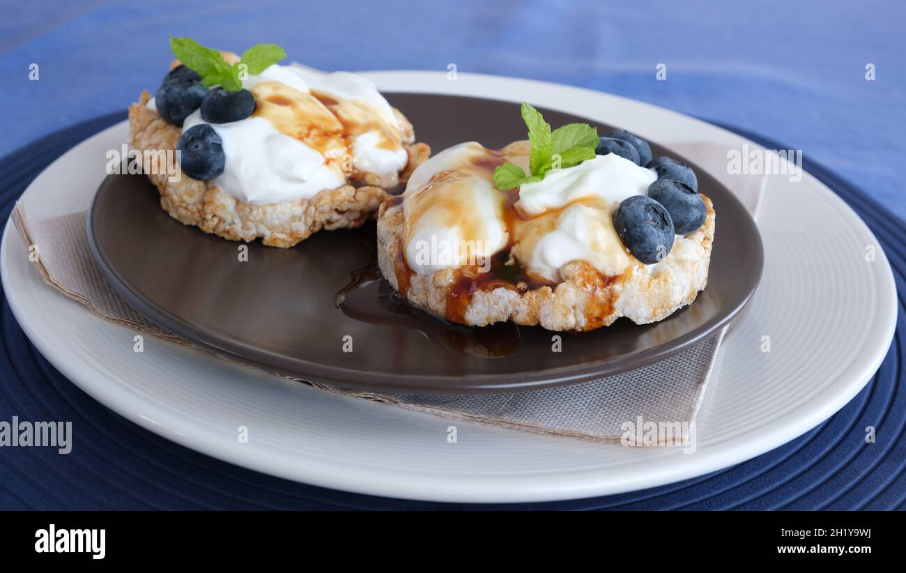 Colazione sana: Sandwich con formaggio cremoso e mirtilli Foto Stock