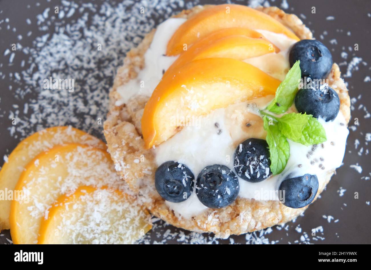Colazione sana: Sandwich con formaggio cremoso e frutta Foto Stock
