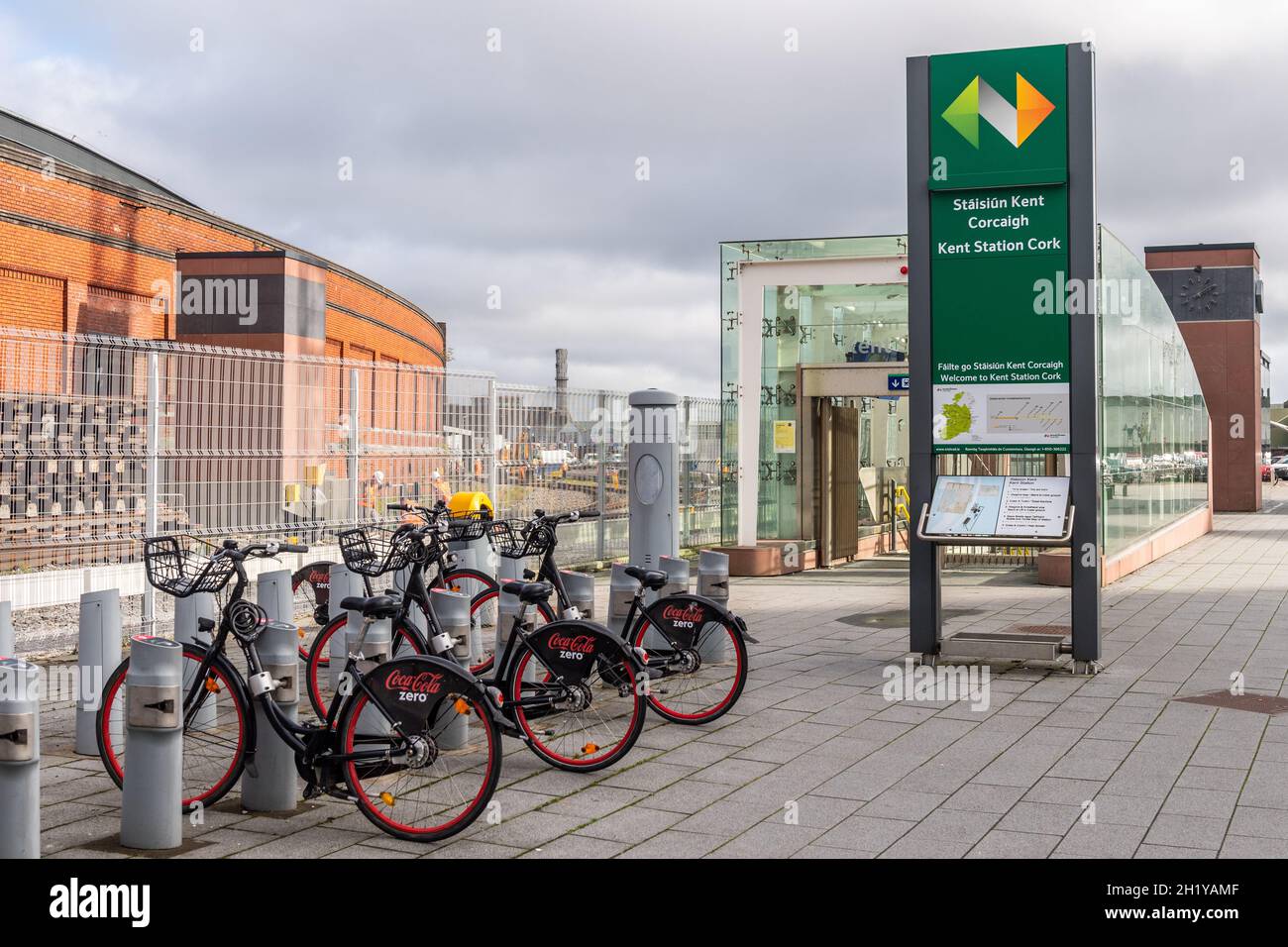 Cartello esterno e noleggio biciclette presso la stazione ferroviaria di Kent, Cork, Irlanda. Foto Stock