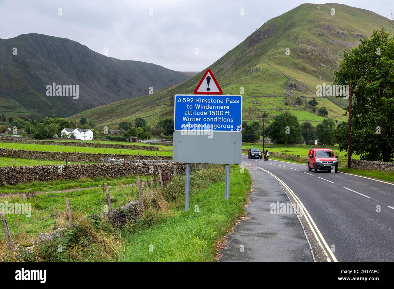 Il passo di Kirkstone è una tortuosa strada di montagna (A592) che collega la città di Ambleside e la frazione di Patterdale nel Parco Nazionale del Distretto dei Laghi Foto Stock