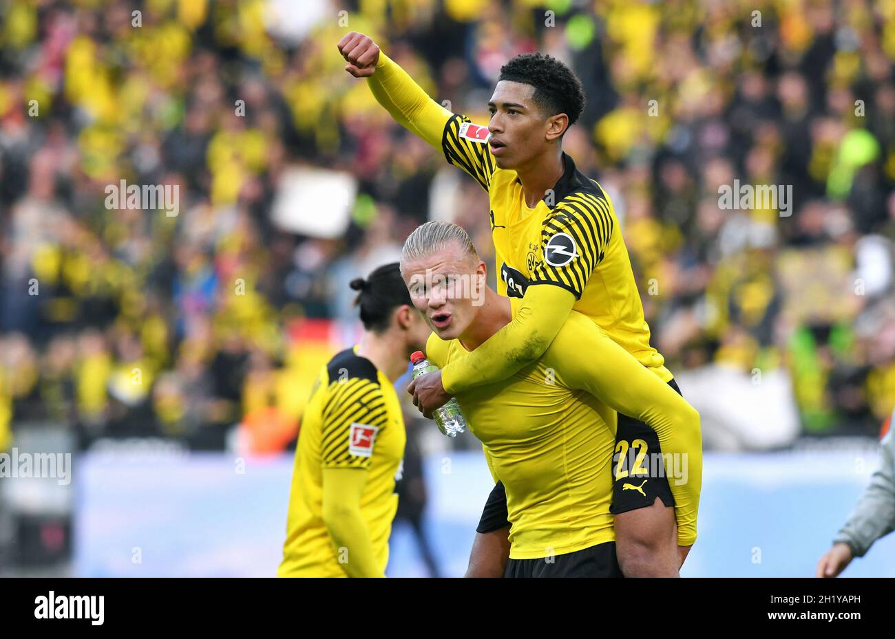 Bundesliga, segnale Iduna Park Dortmund: BOR. Dortmund vs FSV Mainz 05; Erling Haaland e Jude Bellingham festeggiano dopo la partita. Foto Stock