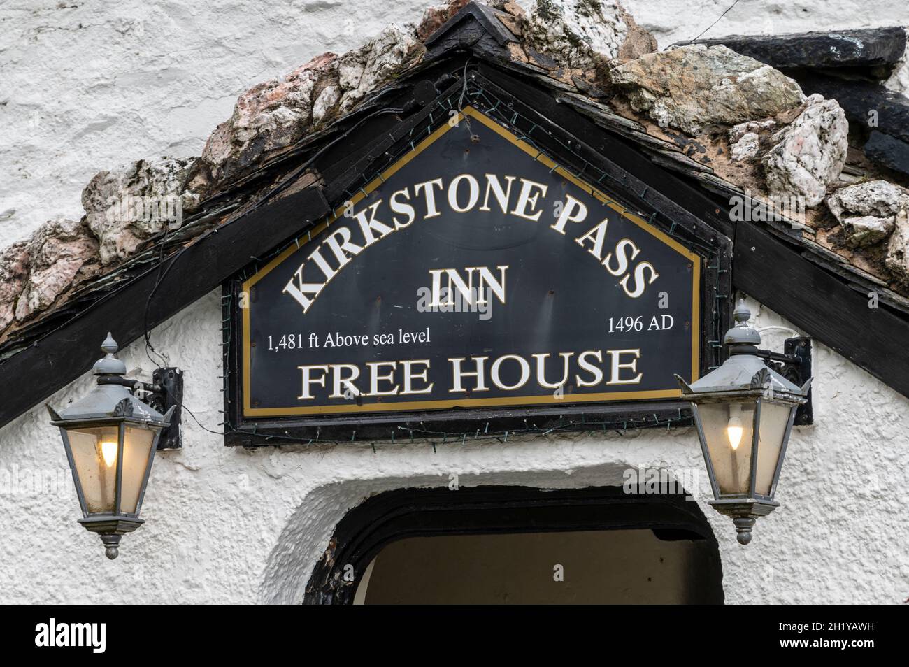 Il Kirkstone Pass Inn, un pub popolare e remoto sulla cima del Kirkstone Pass, una strada di montagna tortuosa (A592) che offre una vista dominante verso il lago Foto Stock