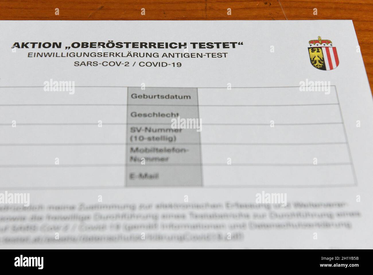 Einwilligungserklärung zum Corona Antigen Schnelltest in Gmunden, Oberösterreich, Österreich, Europa - Dichiarazione di consenso per l'antigene Corona r Foto Stock