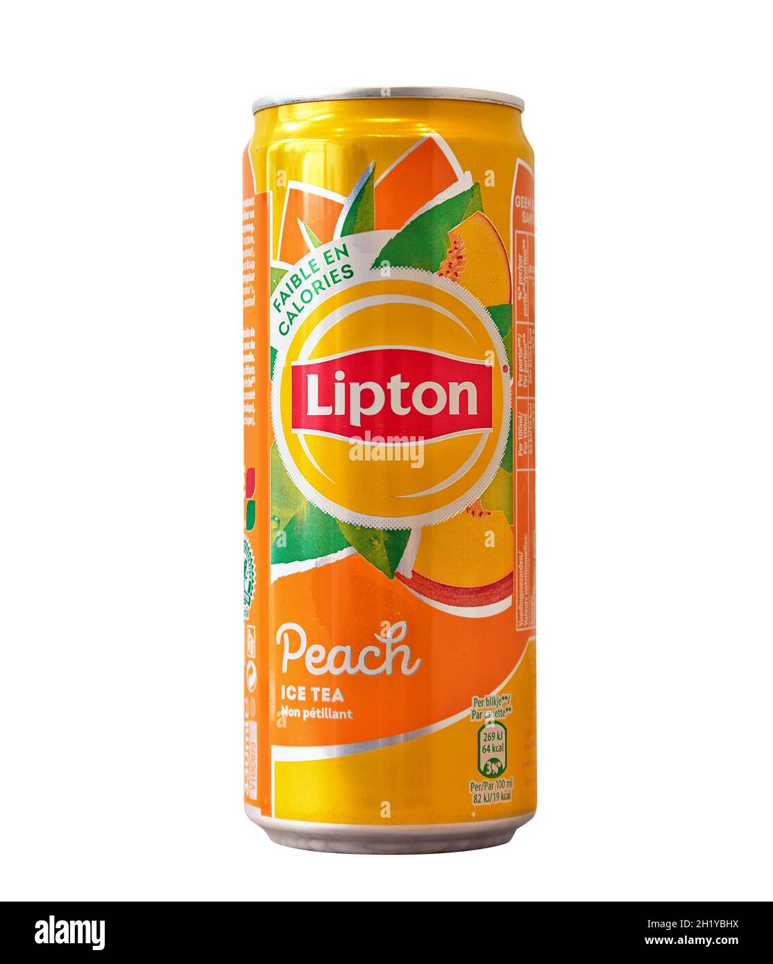Bruxelles, Belgio -13 ottobre 2021;lattina di alluminio di tè di ghiaccio Lipton con aroma di pesca isolato su sfondo bianco, fatta per il Belgio. Famosa bevera Foto Stock