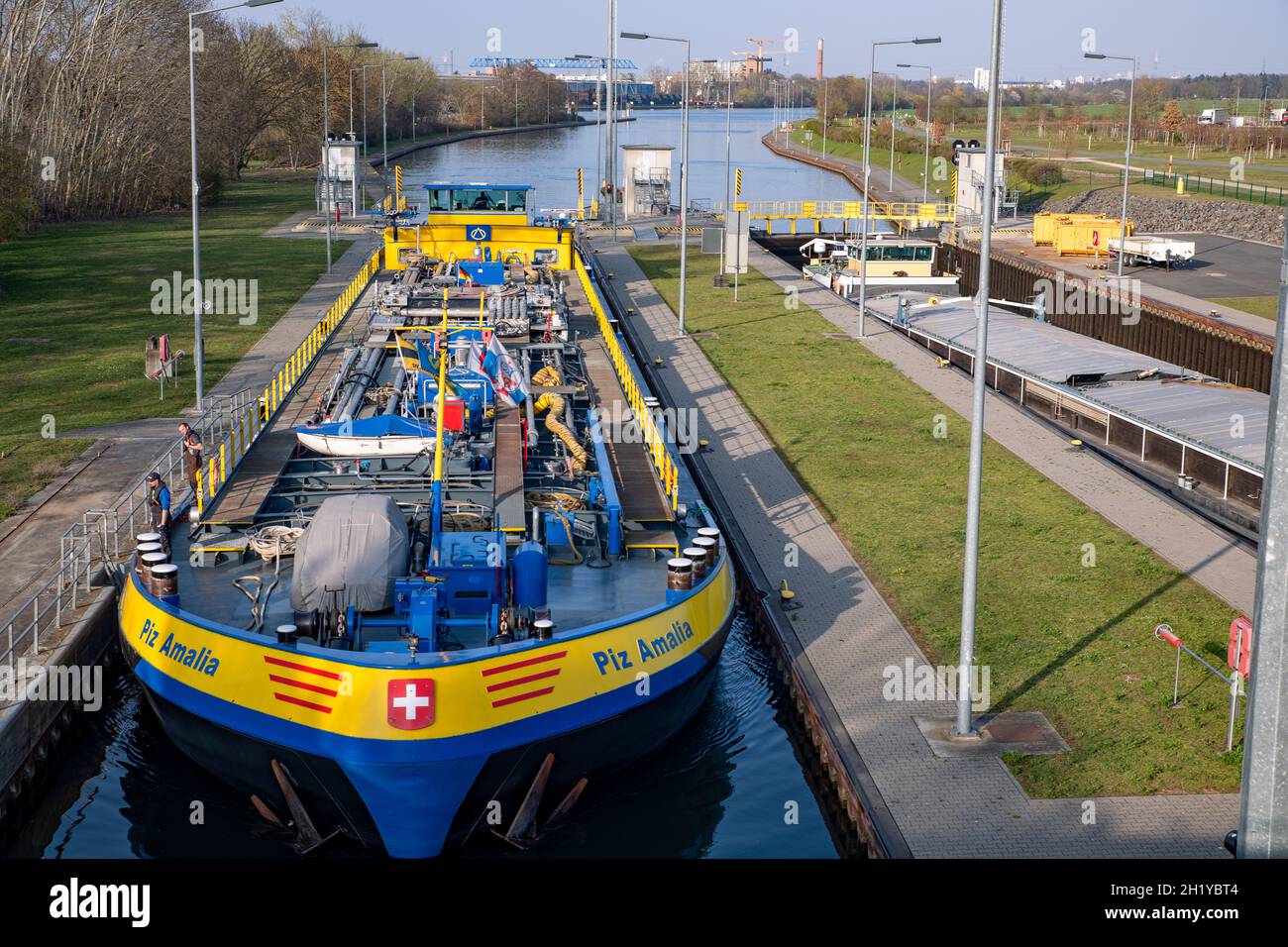 04.04.2021, Hattersheim: Tanker Piz Amalia nel blocco Eddersheim Foto Stock