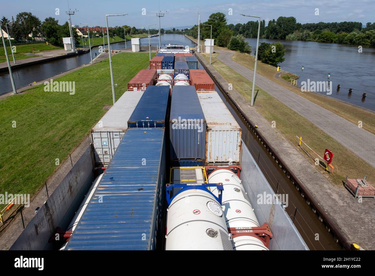 22.07.2021, Ginsheim-Gustavsburg, lucchetto Kostheim: Nave da carico con container nella serratura Foto Stock