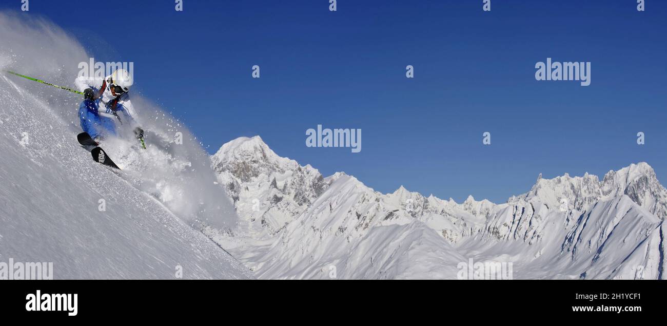 SCI FUORI PISTA O FREERIDE CON VISTA SULLE PISTE ITALIANE DEL MONTE BIANCO, ESPACE SAN BERNARDO, LA THUILE, VAL D'AOSTE, ITALIA Foto Stock