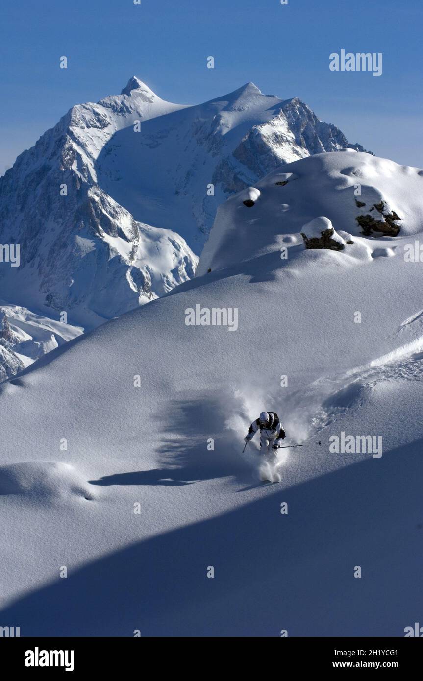 Sci fuori pista su un pendio di LA GRANDE CASSE, la vetta più alta del massiccio della Vanoise, Alpi Savoia (73), Francia Foto Stock