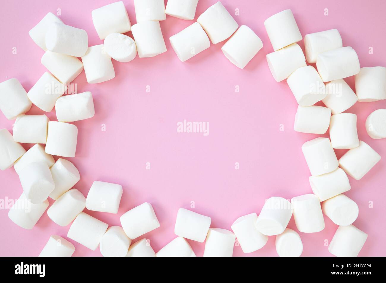 bianco mini marshmallows cornice di sfondo, copia spazio per il testo Foto Stock