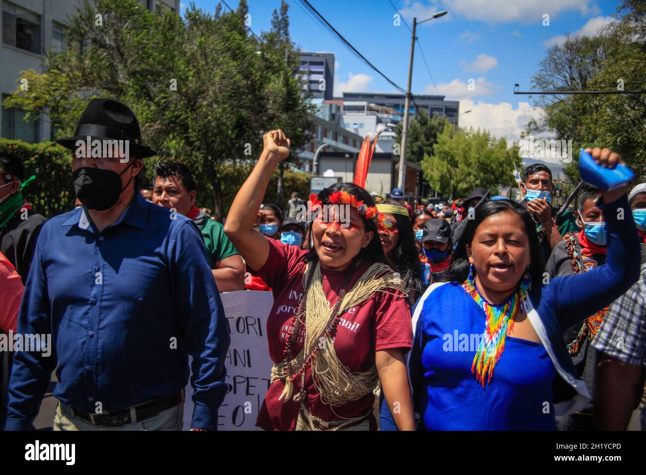 Quito, Ecuador. 18 Ott 2021. Le donne delle nazionalità Shuar e Waoranis  dall'Est dell'Ecuador marciano a Quito contro lo sfruttamento del petrolio  il 18 ottobre 2021 a Quito, Ecuador. Gli abitanti di