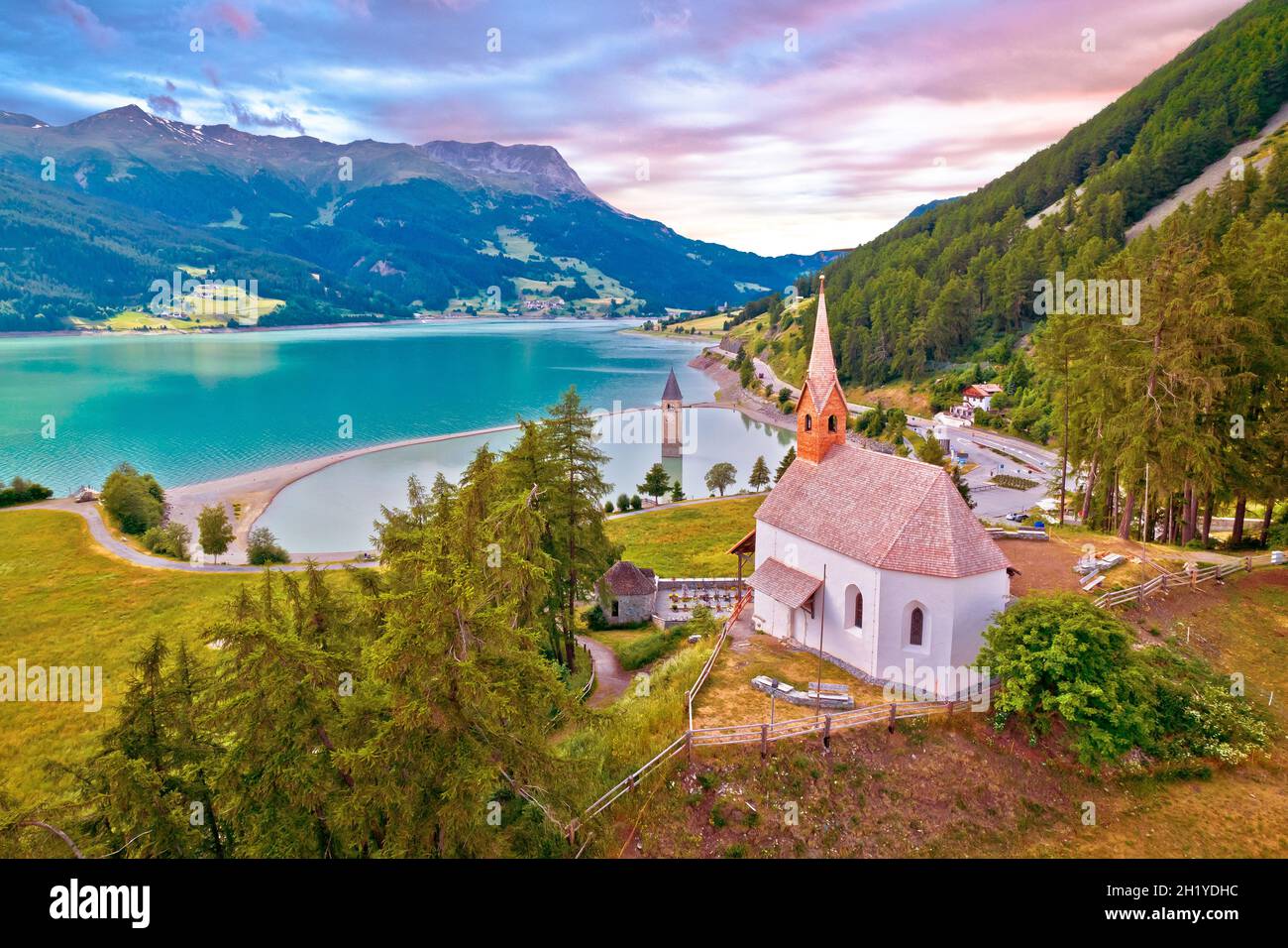 Curon Venosta a Graun im Vinschgau sul lago di Reschen torre sommersa e paesaggio alpino vista aerea, Alto Adige regione Italia Foto Stock