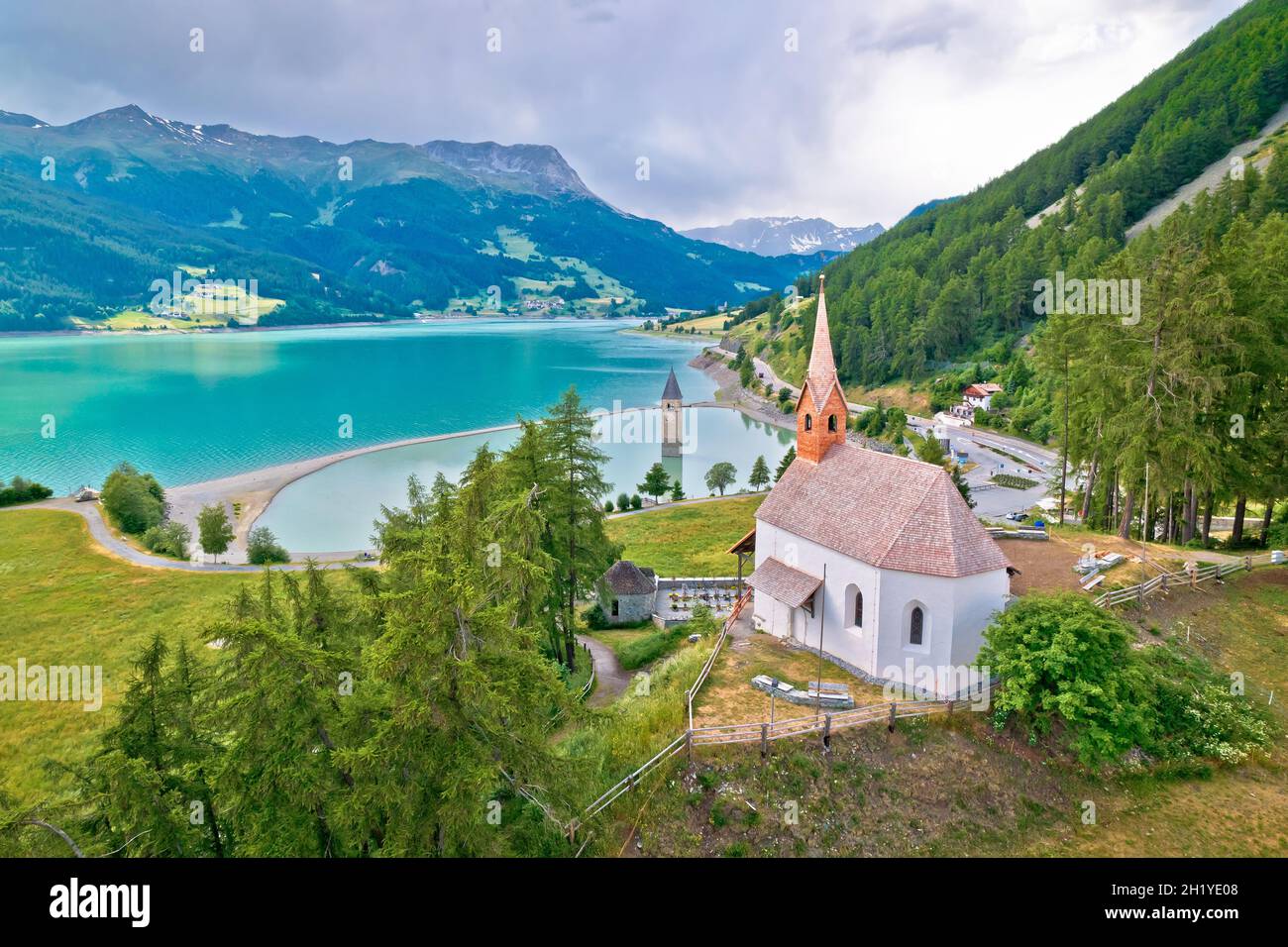 Curon Venosta a Graun im Vinschgau sul lago di Reschen torre sommersa e paesaggio alpino vista aerea, Alto Adige regione Italia Foto Stock