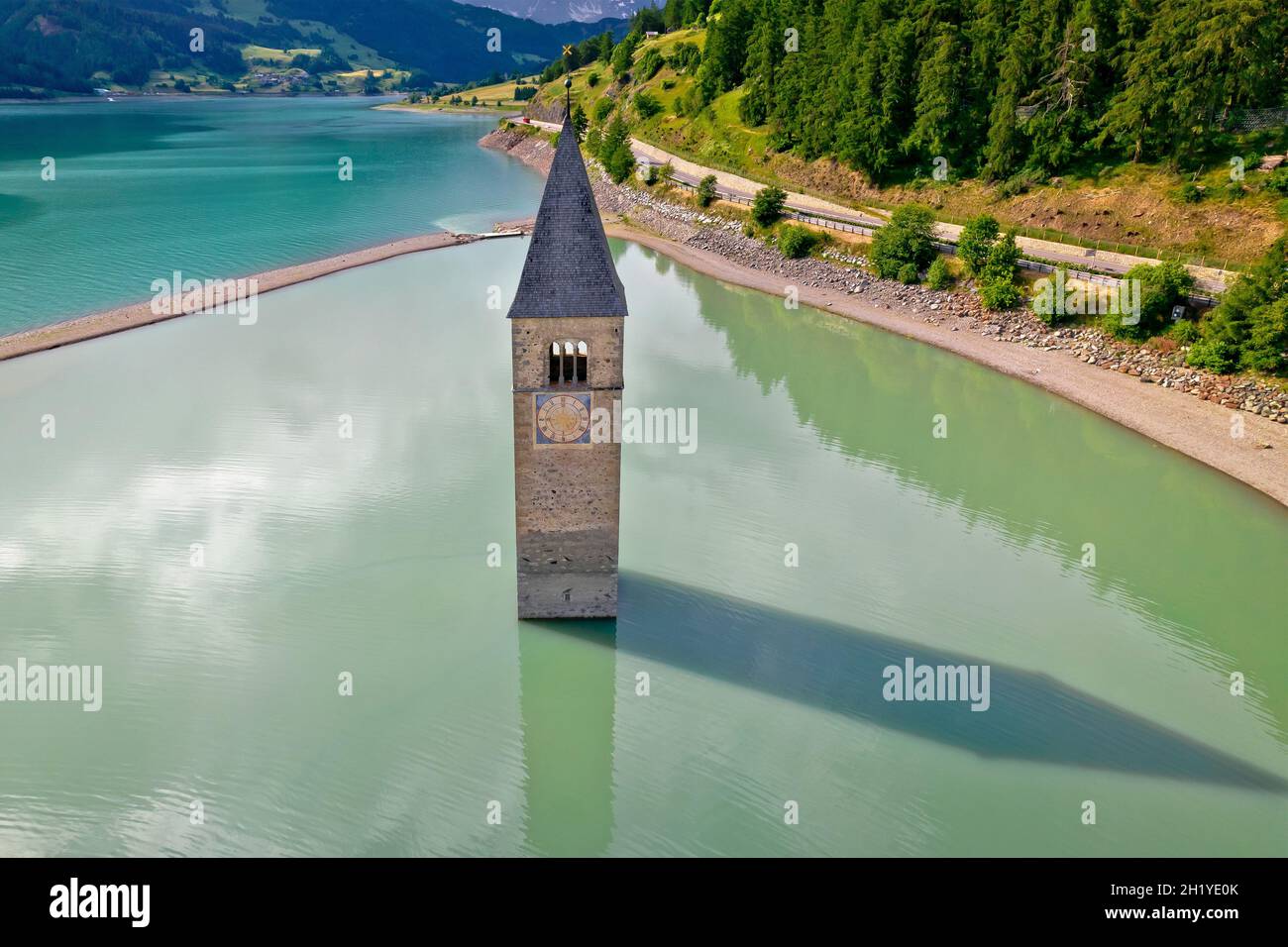 Campanile sommerso di Curon Venosta aor Graun im Vinschgau sul lago di Reschen vista aerea, Alto Adige regione Italia Foto Stock