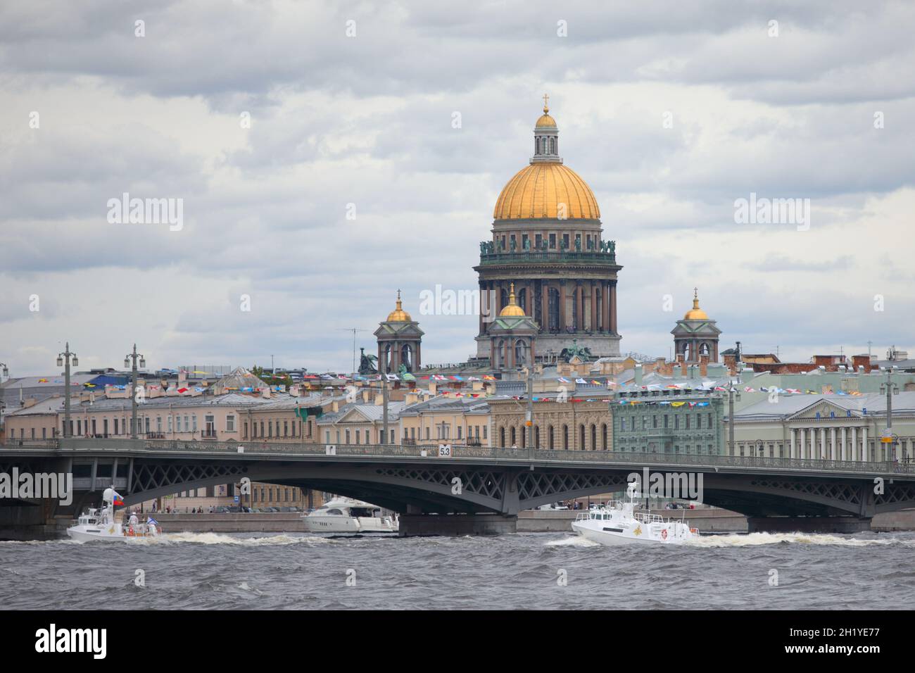 Le barche del comandante navale passano sotto il ponte Blagoveshchensky a San Pietroburgo, Russia, durante le prove della sfilata della Marina russa Foto Stock