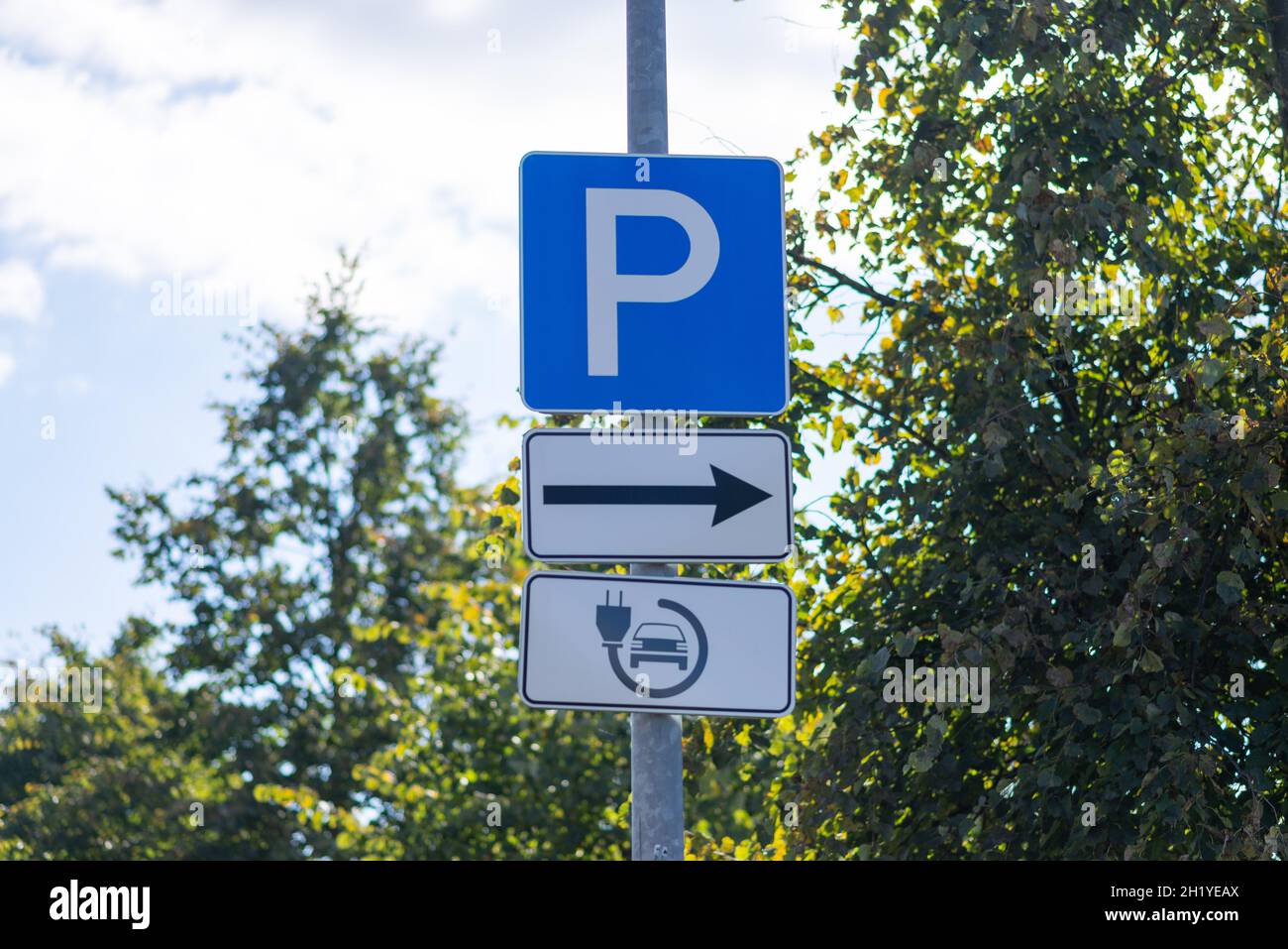 Stazione di ricarica per auto elettriche in un parcheggio in Europa Foto Stock