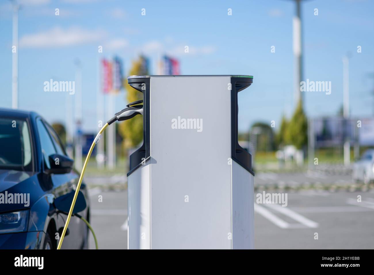 Ricarica di auto elettriche in una stazione in Europa Foto Stock